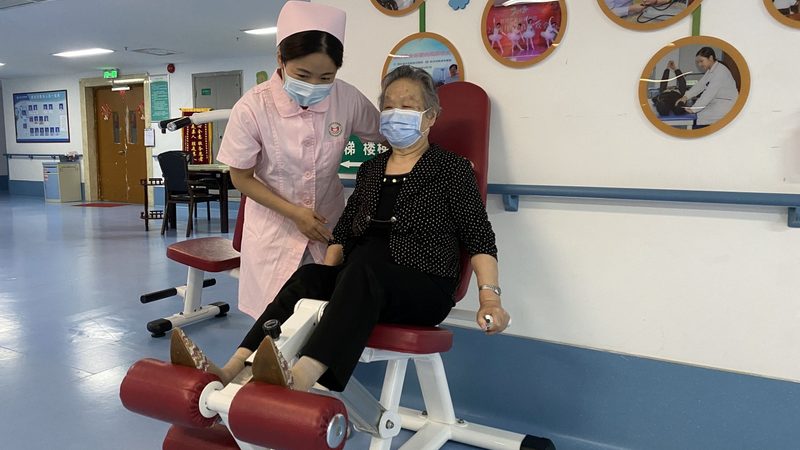 上海护工照顾老人，每月报价如何确定？**
