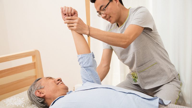 在决定选择按天收费还是按月收费时，可以从以下几个方面进行考虑：