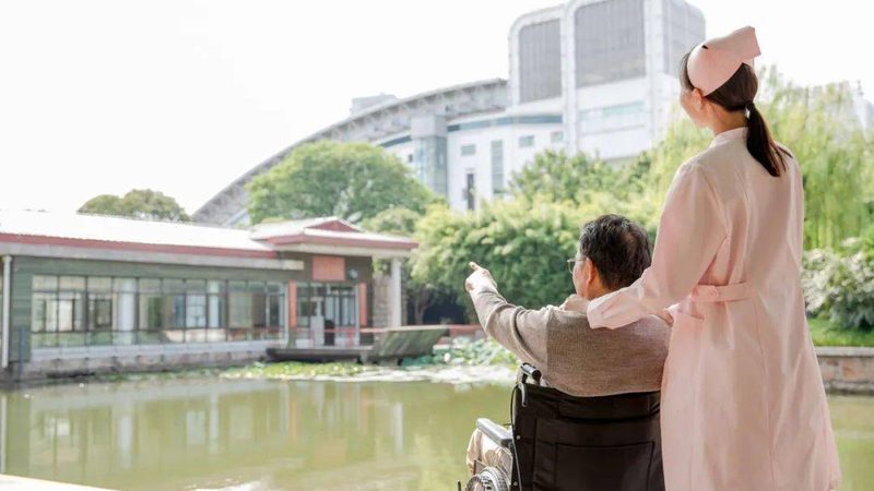 根据公办养老院的要求，准备以下申请材料：