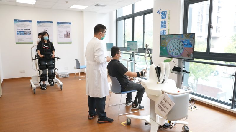 对于老年人来说，使用塑料餐具需要注意以下几点：